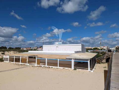 Restaurante na praia de altura, na areia, vista mar