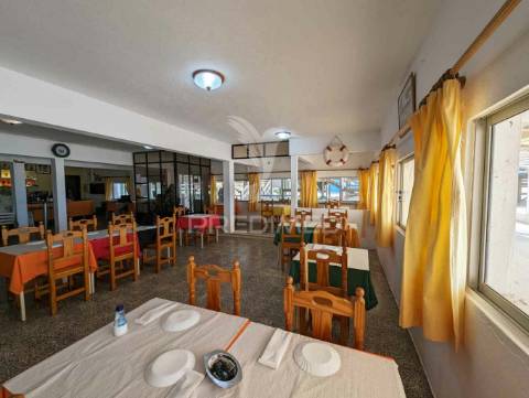 Restaurante na praia de altura, na areia, vista mar