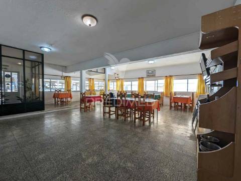 Restaurante na praia de altura, na areia, vista mar