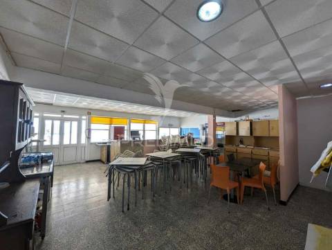 Restaurante na praia de altura, na areia, vista mar