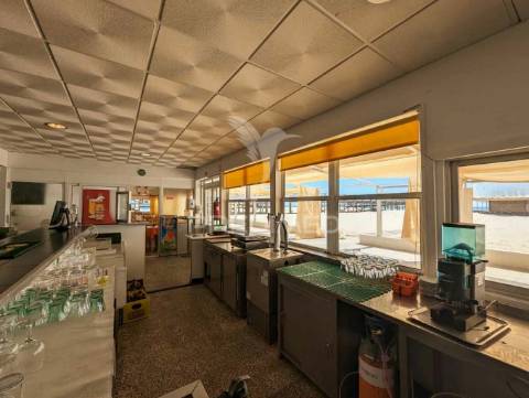 Restaurante na praia de altura, na areia, vista mar