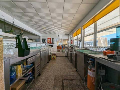 Restaurante na praia de altura, na areia, vista mar