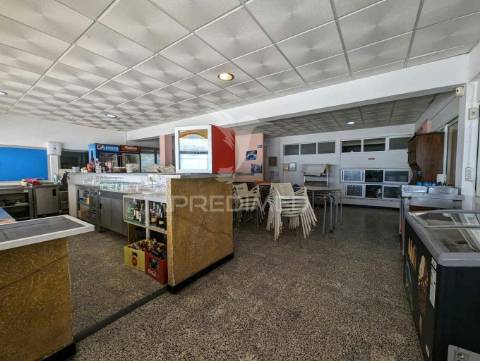 Restaurante na praia de altura, na areia, vista mar