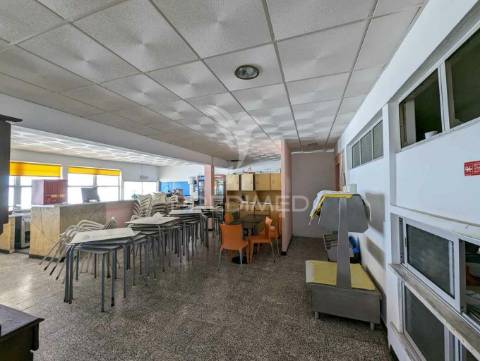 Restaurante na praia de altura, na areia, vista mar