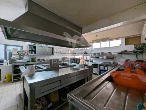 Restaurante na praia de altura, na areia, vista mar