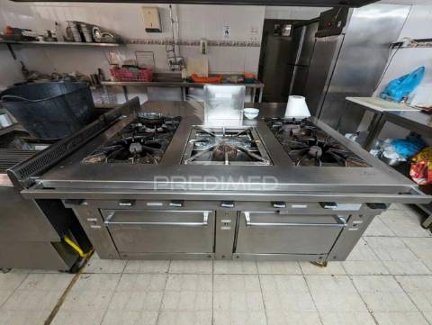 Restaurante na praia de altura, na areia, vista mar