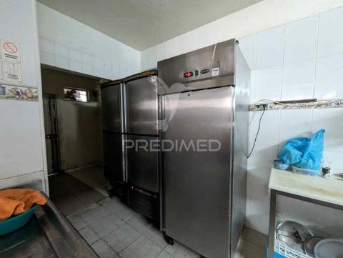 Restaurante na praia de altura, na areia, vista mar