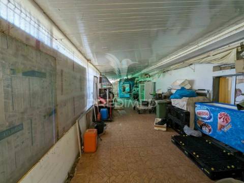 Restaurante na praia de altura, na areia, vista mar