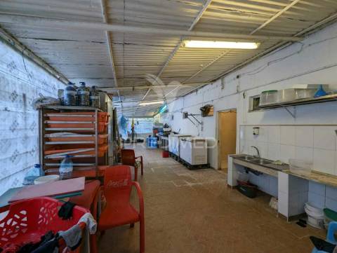 Restaurante na praia de altura, na areia, vista mar