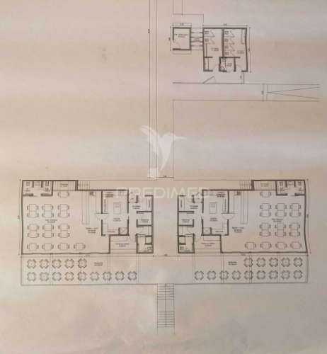 Restaurante na praia de altura, na areia, vista mar