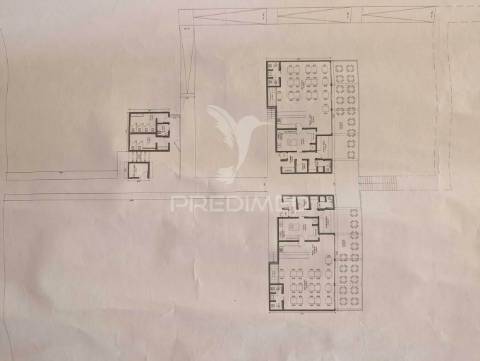 Restaurante na praia de altura, na areia, vista mar