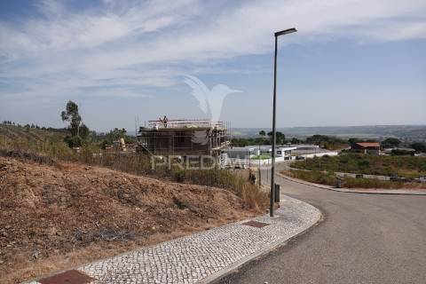 Moradia v5, em construção com piscina, constância.