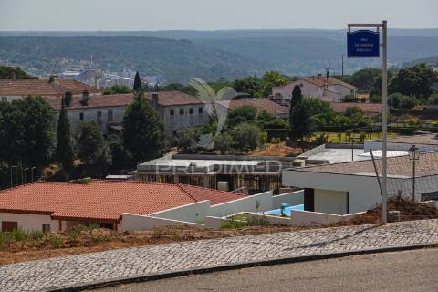 Moradia v5, em construção com piscina, constância.