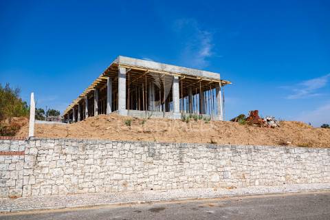 Moradia v5, em construção com piscina, constância.