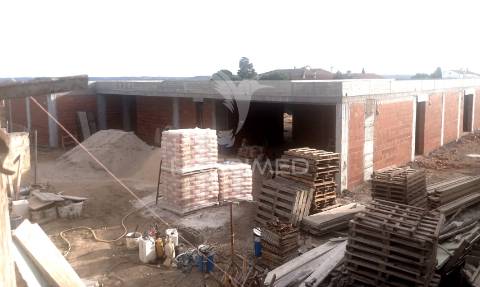 Moradia v5, em construção com piscina, constância.