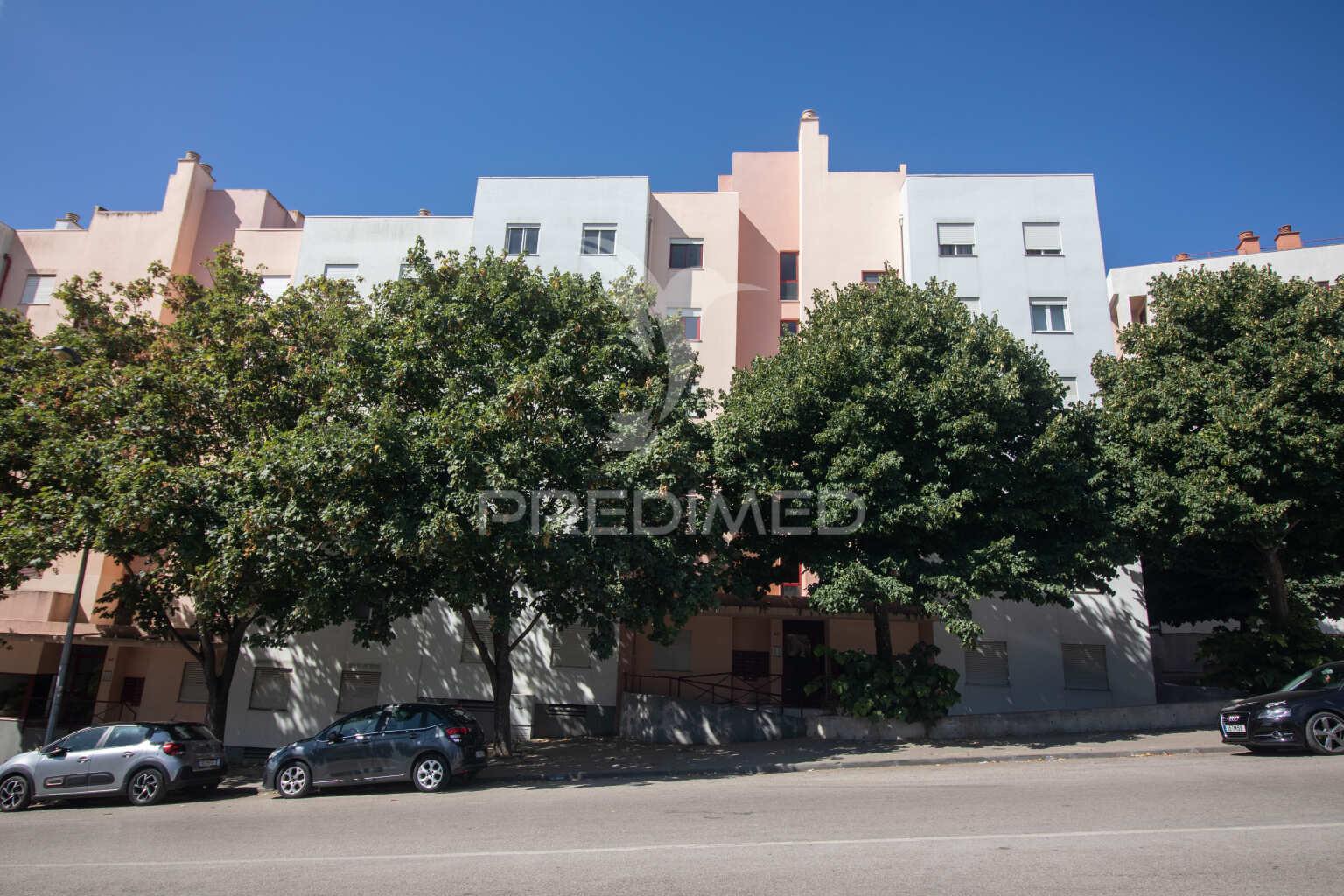 Apartamento t2 com parqueamento no monte da caparica