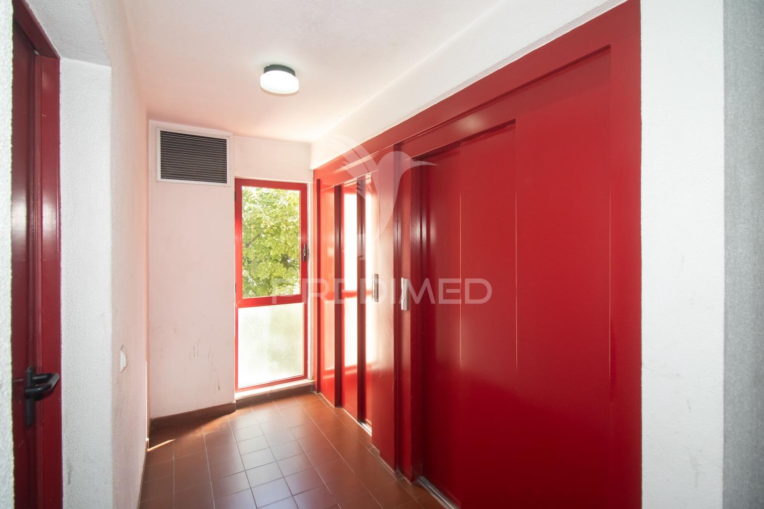 Apartamento t2 com parqueamento no monte da caparica