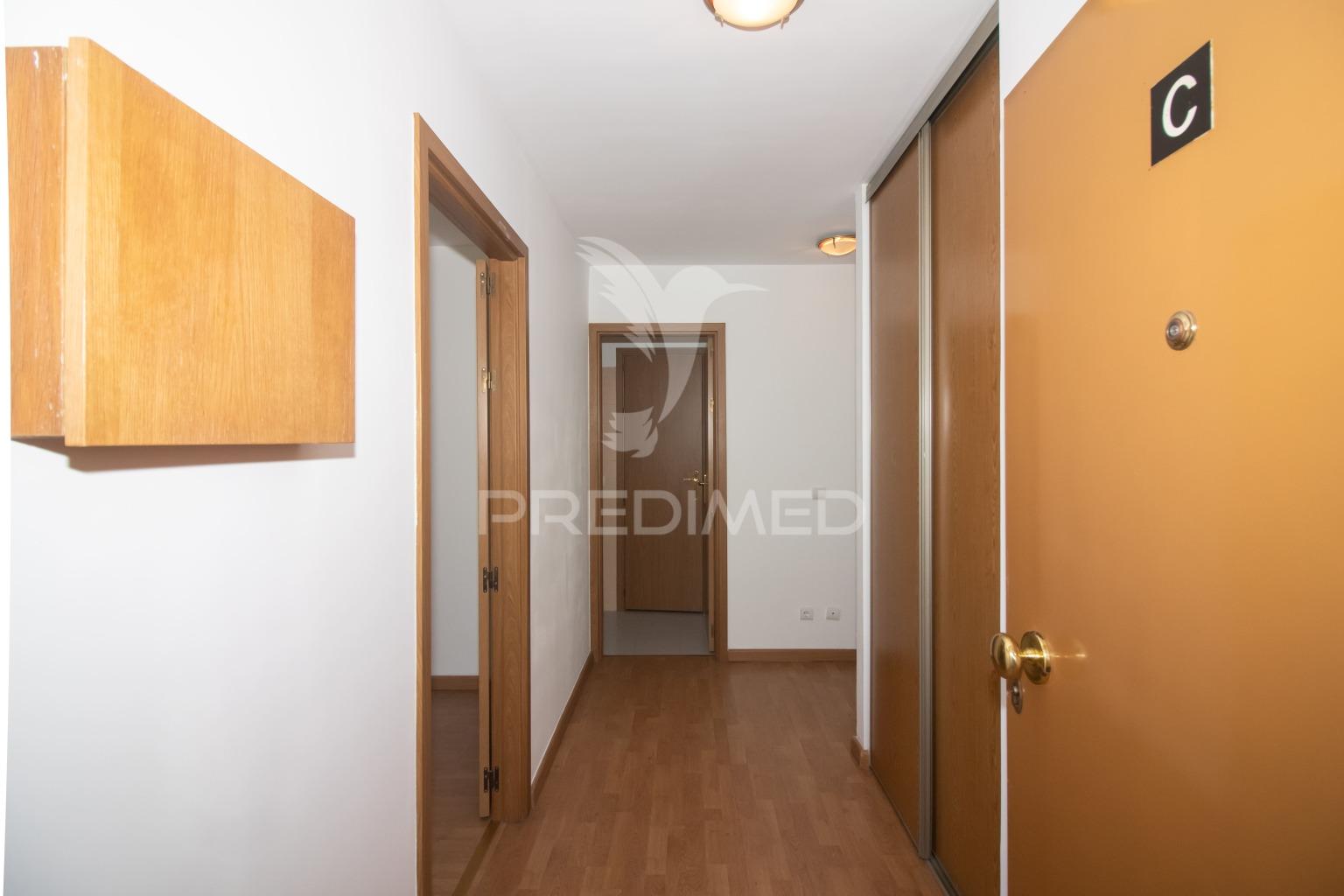 Apartamento t2 com parqueamento no monte da caparica