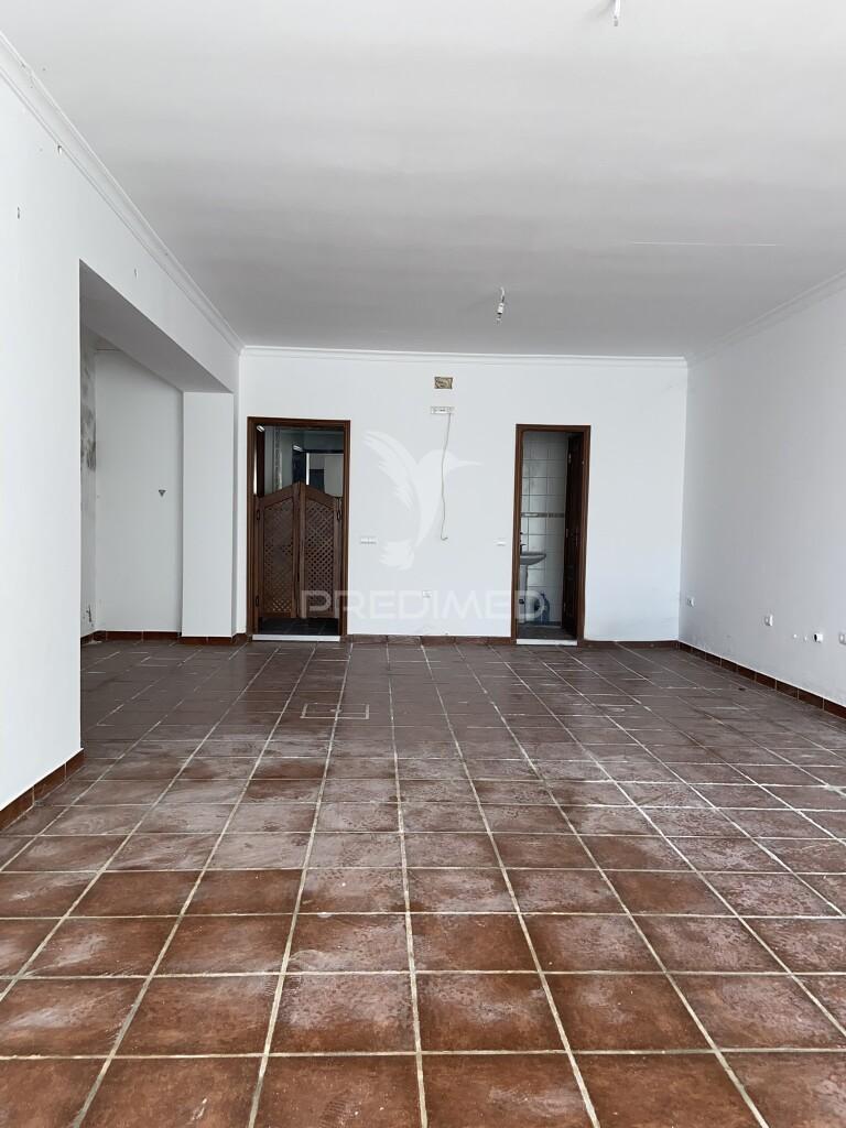 Apartamento t3, com loja no centro de vila viçosa