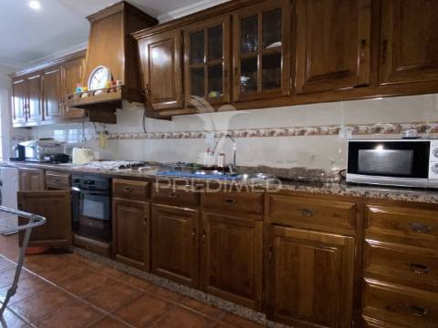 Apartamento t3, com loja no centro de vila viçosa