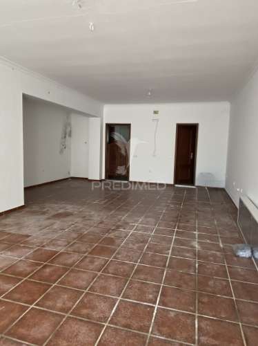Apartamento t3, com loja no centro de vila viçosa