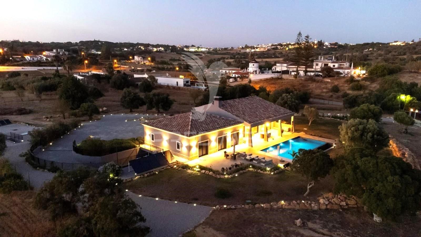 Luxuosa moradia v3 situada num terreno de 2.2 hectares para venda em lagoa, algarve