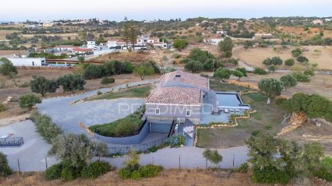 Luxuosa moradia v3 situada num terreno de 2.2 hectares para venda em lagoa, algarve