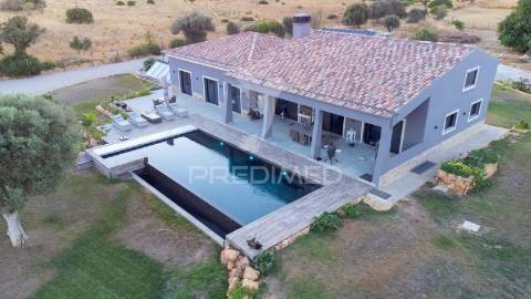 Luxuosa moradia v3 situada num terreno de 2.2 hectares para venda em lagoa, algarve