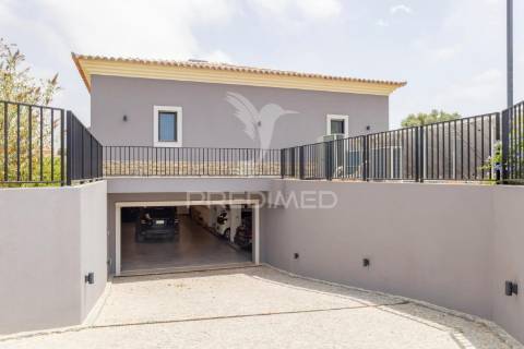 Luxuosa moradia v3 situada num terreno de 2.2 hectares para venda em lagoa, algarve