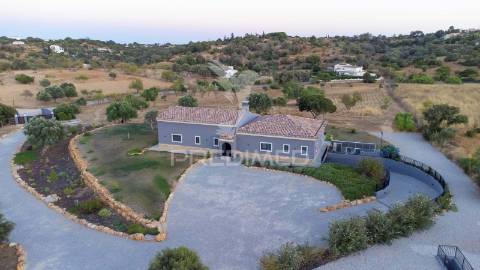 Luxuosa moradia v3 situada num terreno de 2.2 hectares para venda em lagoa, algarve