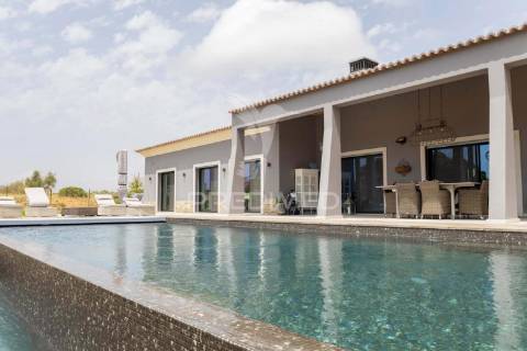 Luxuosa moradia v3 situada num terreno de 2.2 hectares para venda em lagoa, algarve