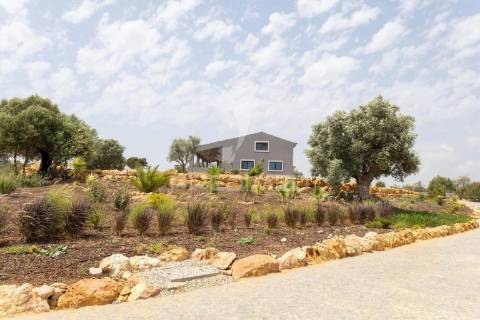 Luxuosa moradia v3 situada num terreno de 2.2 hectares para venda em lagoa, algarve