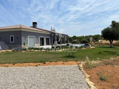 Luxuosa moradia v3 situada num terreno de 2.2 hectares para venda em lagoa, algarve