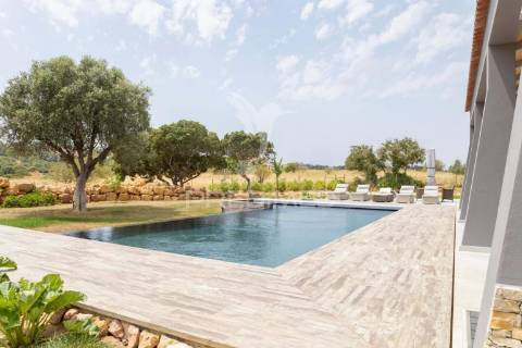 Luxuosa moradia v3 situada num terreno de 2.2 hectares para venda em lagoa, algarve