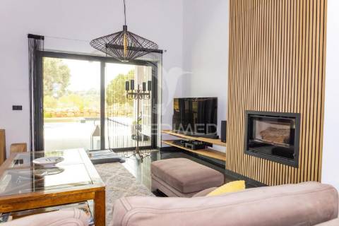 Luxuosa moradia v3 situada num terreno de 2.2 hectares para venda em lagoa, algarve