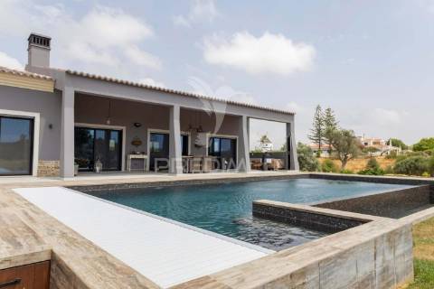 Luxuosa moradia v3 situada num terreno de 2.2 hectares para venda em lagoa, algarve