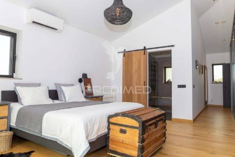 Luxuosa moradia v3 situada num terreno de 2.2 hectares para venda em lagoa, algarve