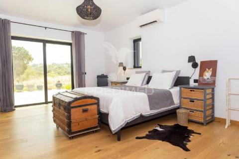 Luxuosa moradia v3 situada num terreno de 2.2 hectares para venda em lagoa, algarve