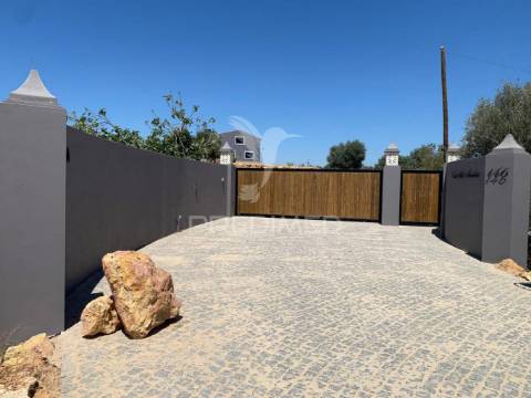 Luxuosa moradia v3 situada num terreno de 2.2 hectares para venda em lagoa, algarve