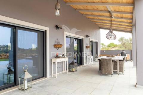 Luxuosa moradia v3 situada num terreno de 2.2 hectares para venda em lagoa, algarve