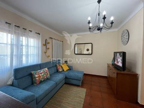 Terreno com duas moradias em medides