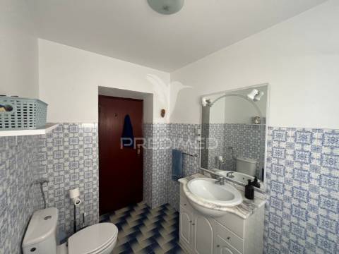 Terreno com duas moradias em medides