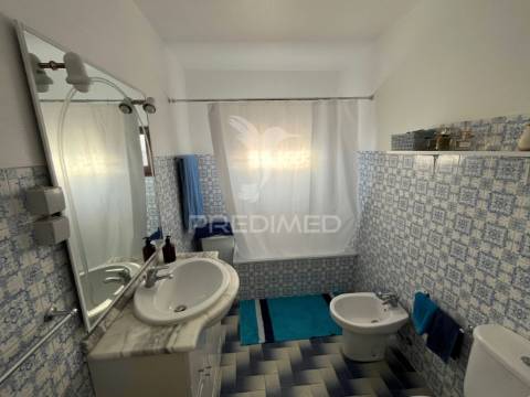 Terreno com duas moradias em medides