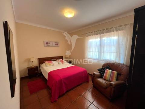 Terreno com duas moradias em medides