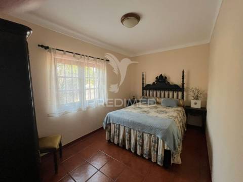 Terreno com duas moradias em medides