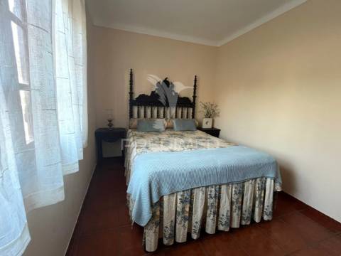 Terreno com duas moradias em medides