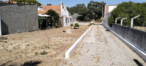 Terreno com duas moradias em medides