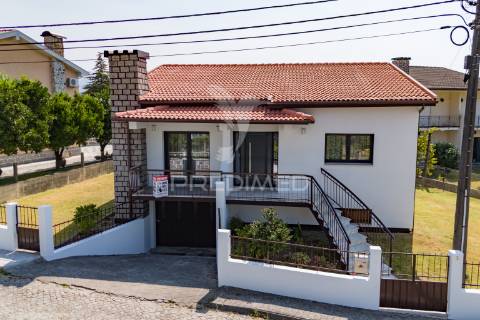 Moradia individual t3 - centro de amares (renovada)