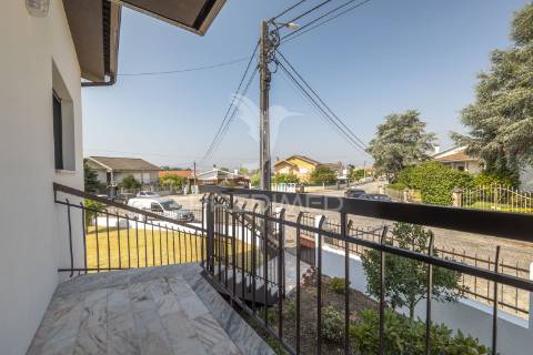 Moradia individual t3 - centro de amares (renovada)