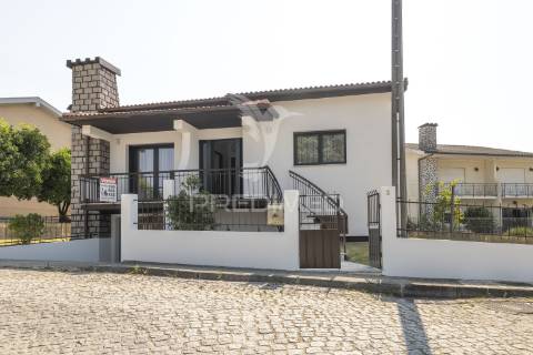 Moradia individual t3 - centro de amares (renovada)